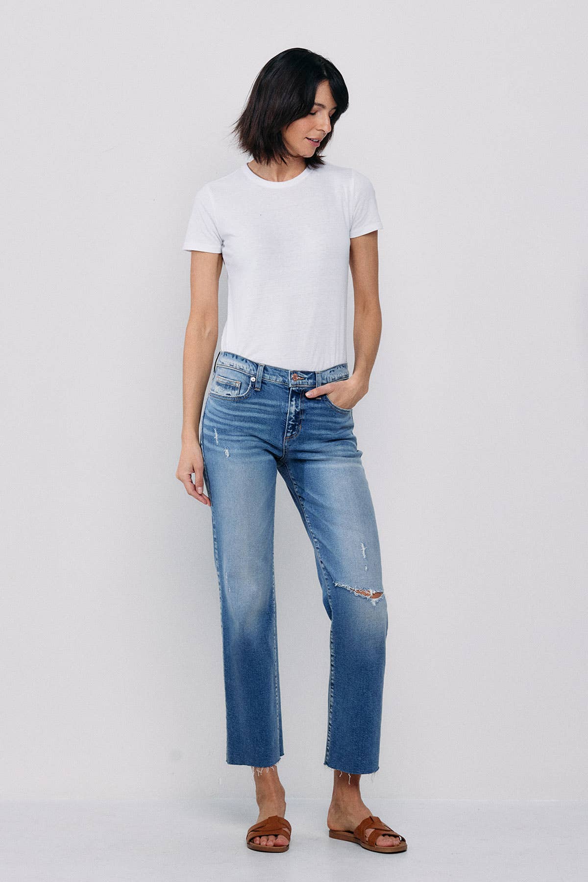 MID RISE STRAIGHT JEANS WITH KNEE RIPS