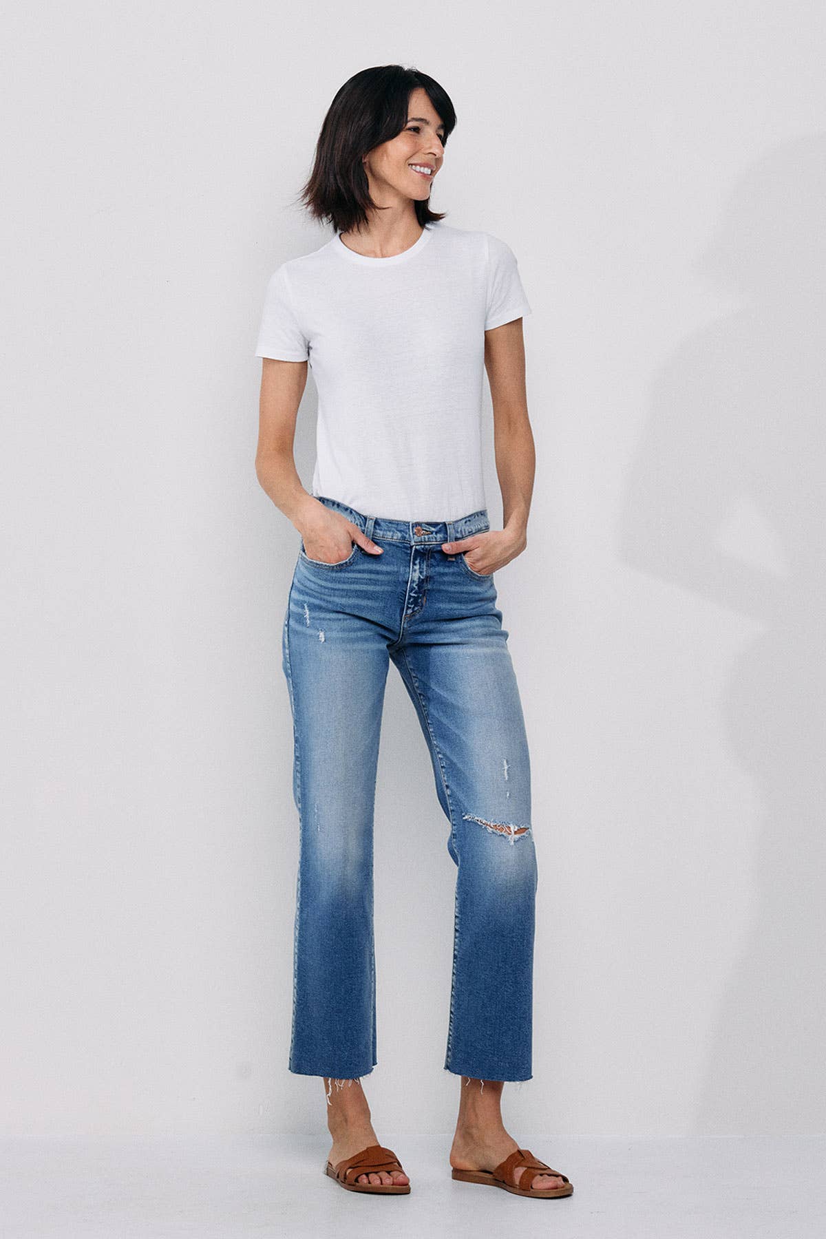 MID RISE STRAIGHT JEANS WITH KNEE RIPS